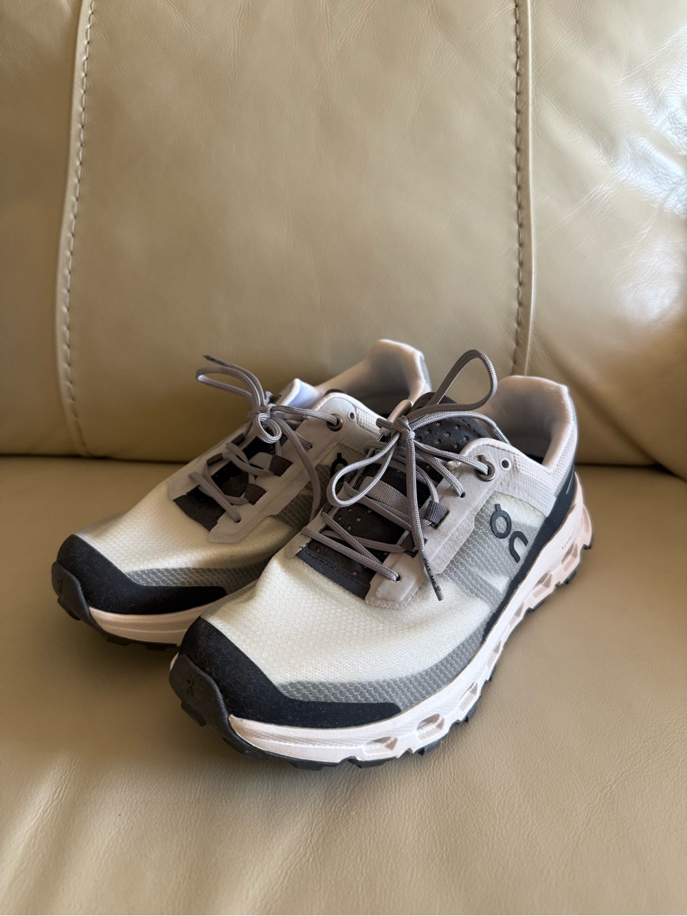 On Cloud Running Women’s Cloudsurfer Lightweight White/Gray Running Shoes